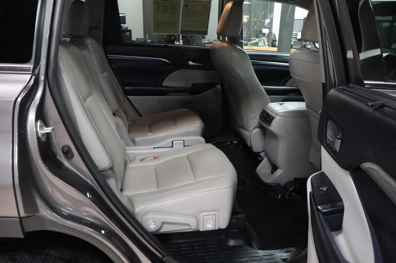 Toyota Highlander Vehicle Full-screen Gallery Image 27
