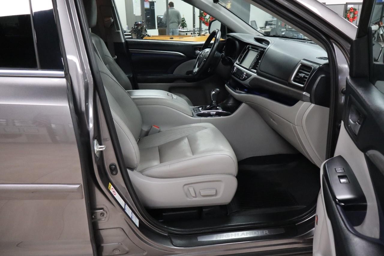 Toyota Highlander Vehicle Full-screen Gallery Image 28