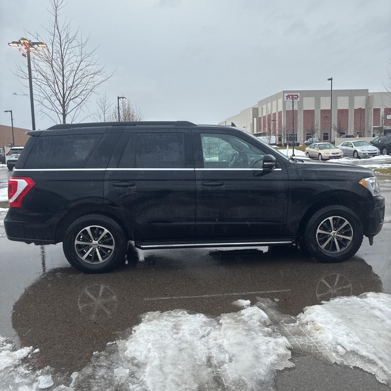 Ford Expedition Vehicle Full-screen Gallery Image 6