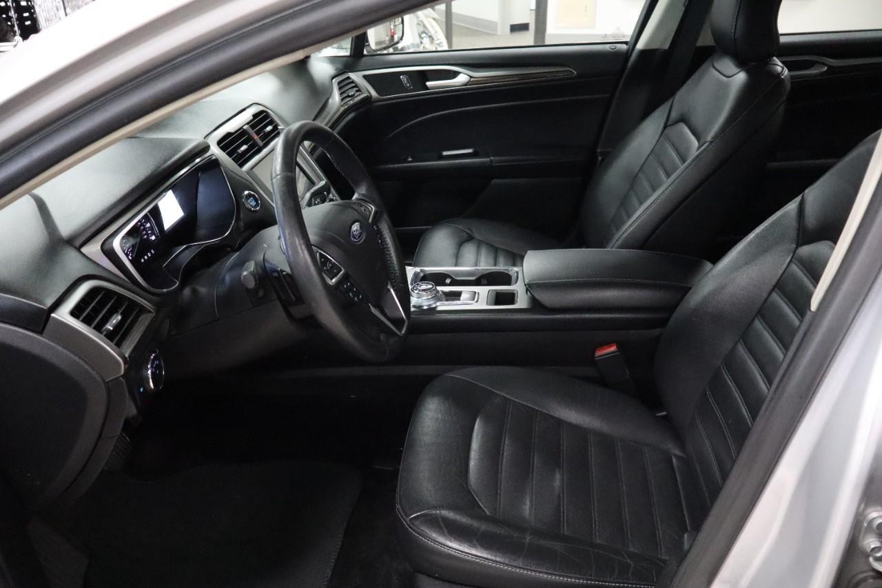 Ford Fusion Vehicle Full-screen Gallery Image 9