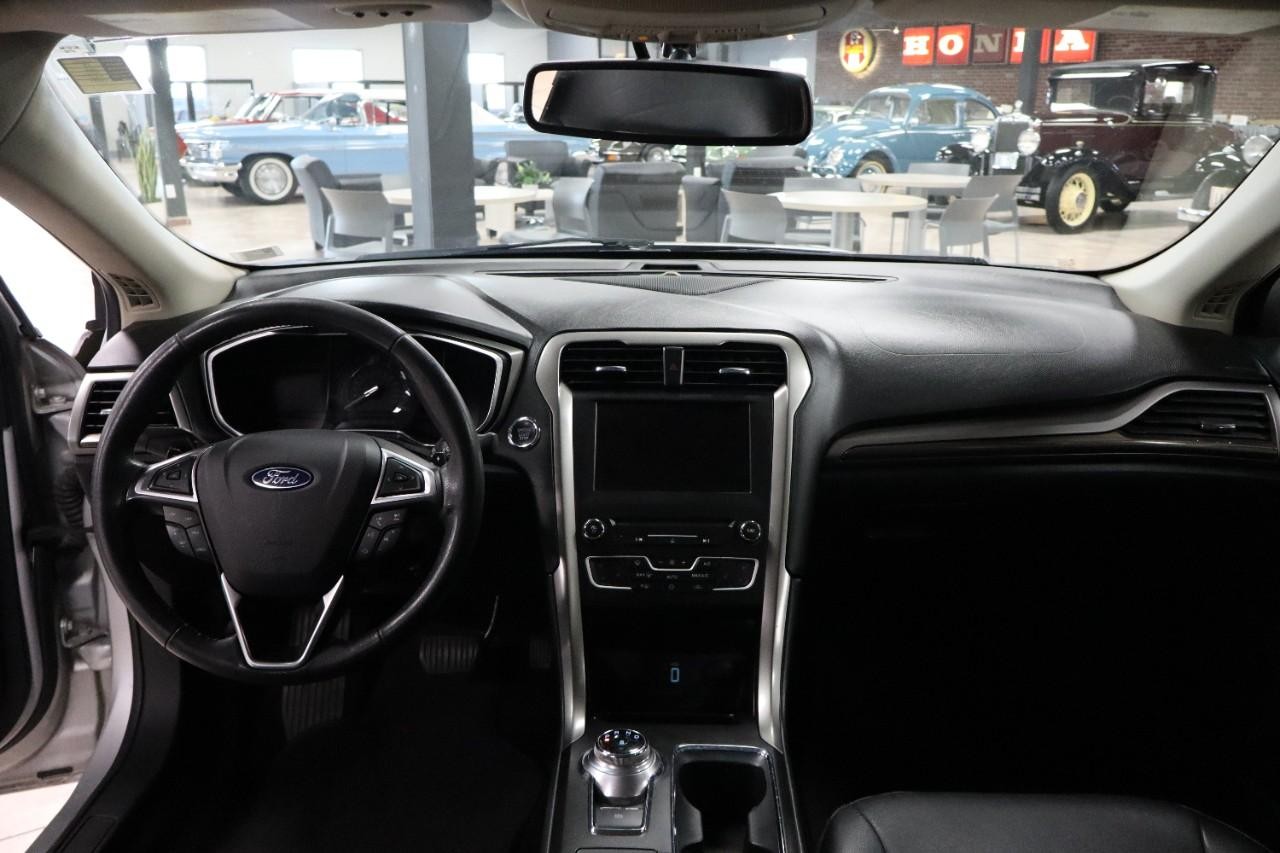 Ford Fusion Vehicle Full-screen Gallery Image 12