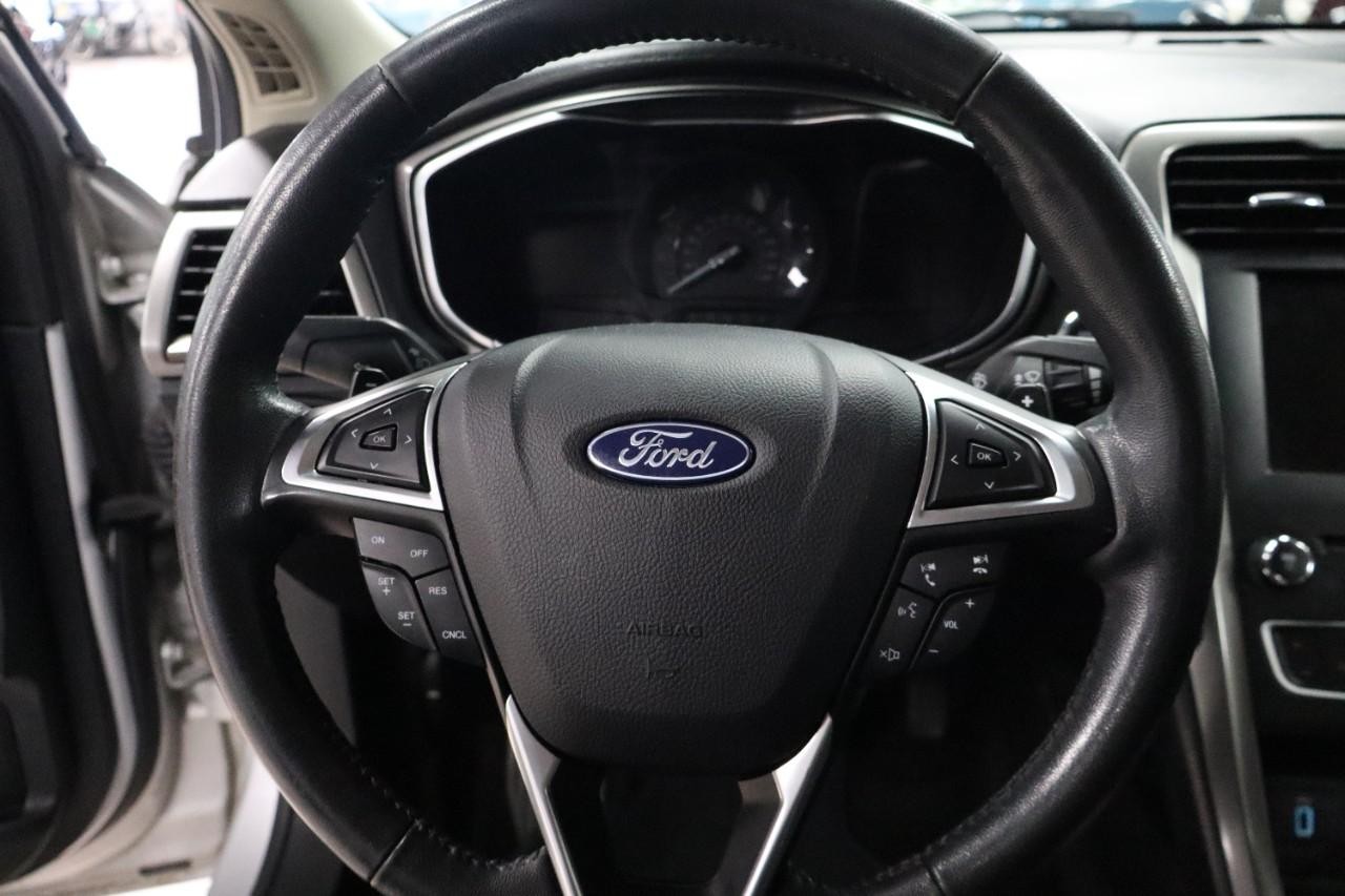 Ford Fusion Vehicle Full-screen Gallery Image 13