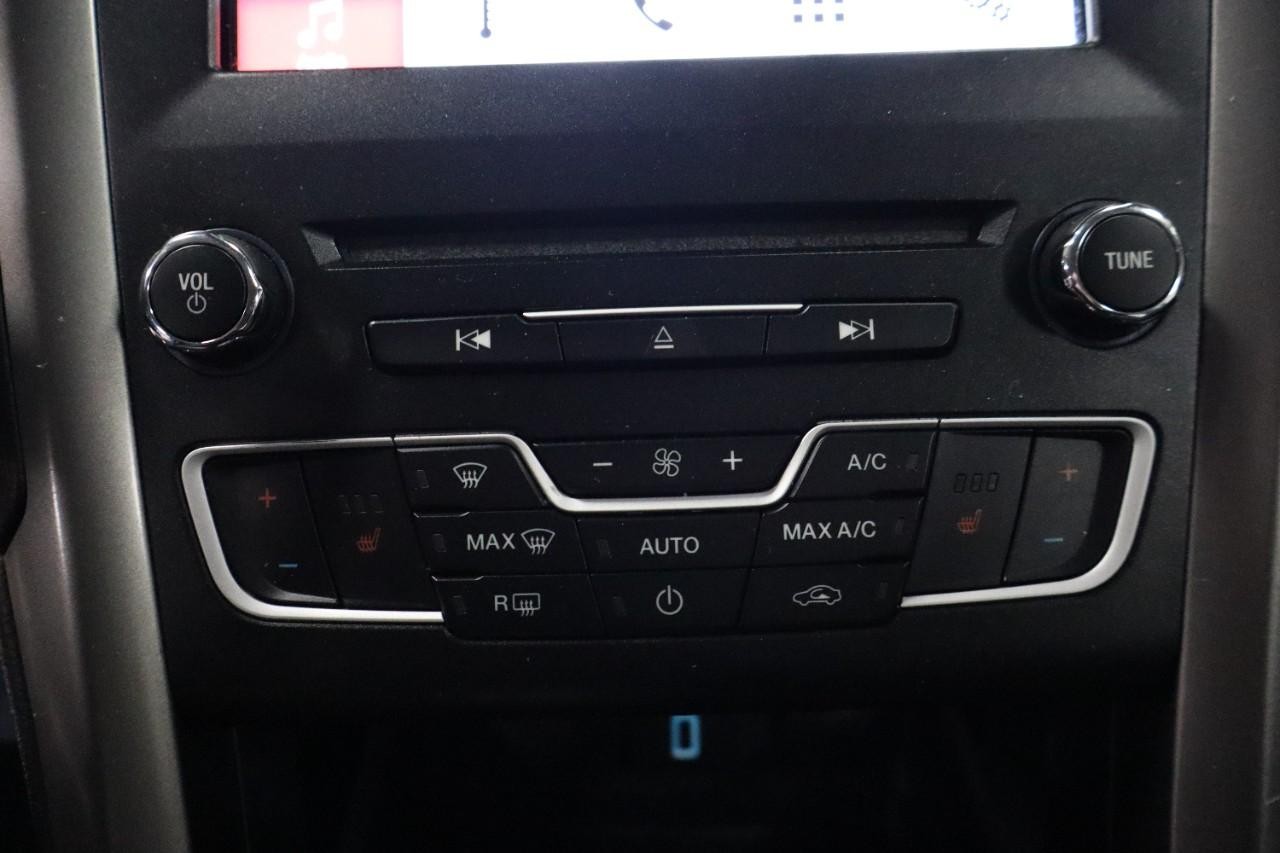 Ford Fusion Vehicle Full-screen Gallery Image 15