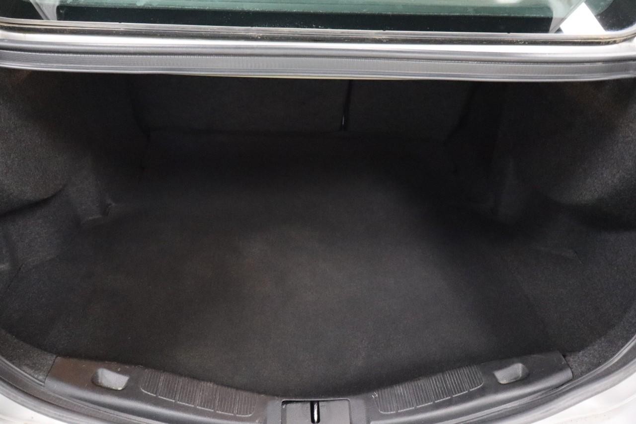 Ford Fusion Vehicle Full-screen Gallery Image 17