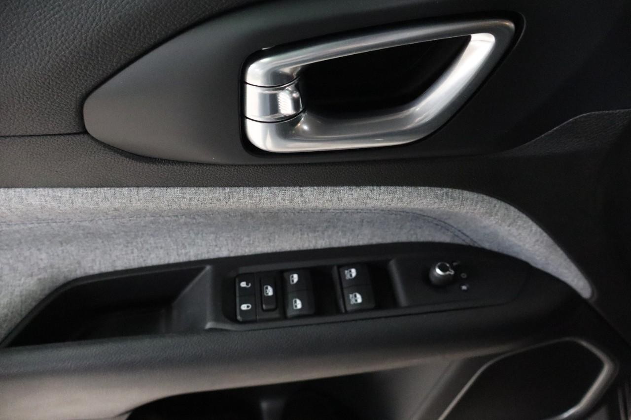 Jeep Compass Vehicle Full-screen Gallery Image 11