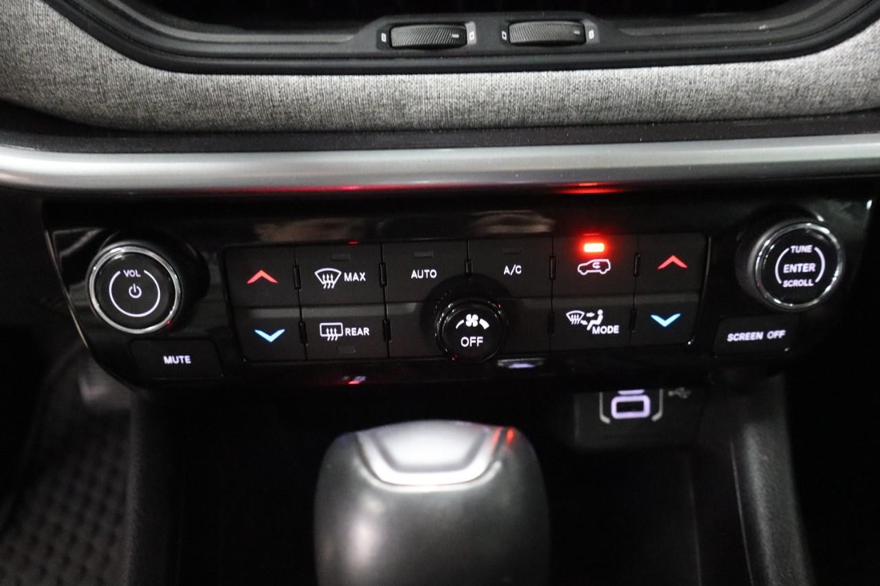 Jeep Compass Vehicle Full-screen Gallery Image 16