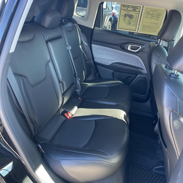 Jeep Compass Vehicle Full-screen Gallery Image 6