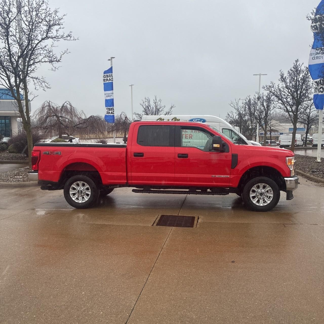 Ford Super Duty F-250 SRW Vehicle Full-screen Gallery Image 2