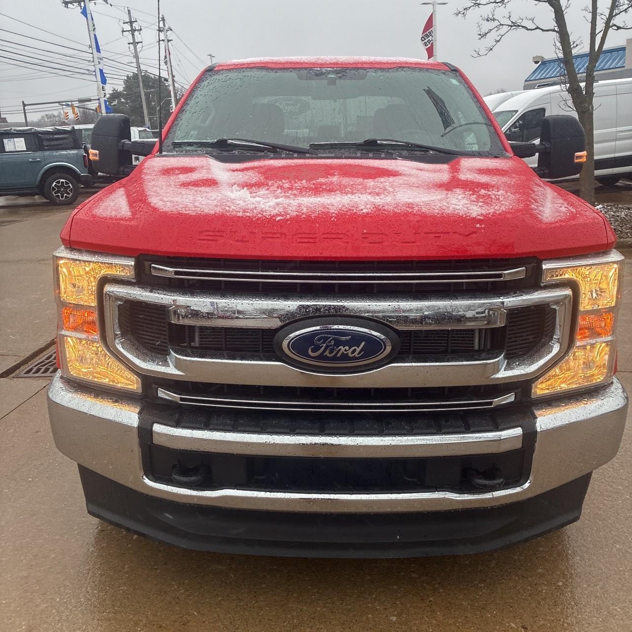 Ford Super Duty F-250 SRW Vehicle Full-screen Gallery Image 3