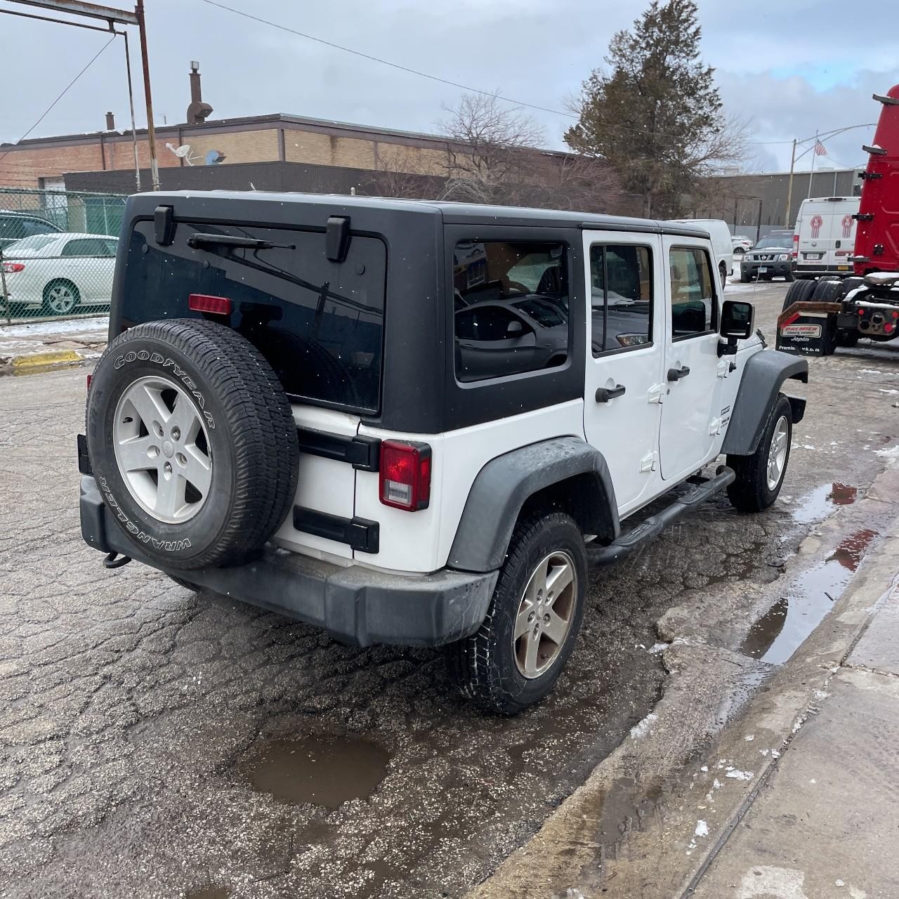 Jeep Wrangler Unlimited Vehicle Full-screen Gallery Image 4