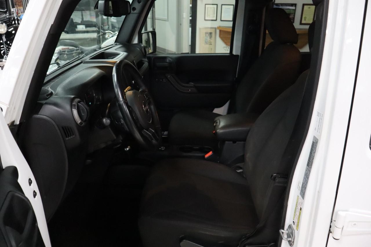 Jeep Wrangler Unlimited Vehicle Full-screen Gallery Image 9