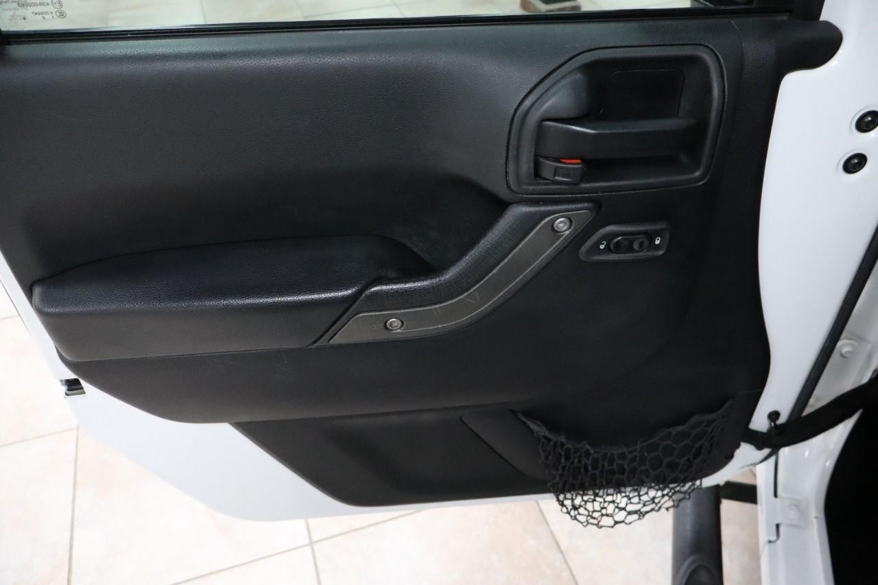 Jeep Wrangler Unlimited Vehicle Full-screen Gallery Image 11