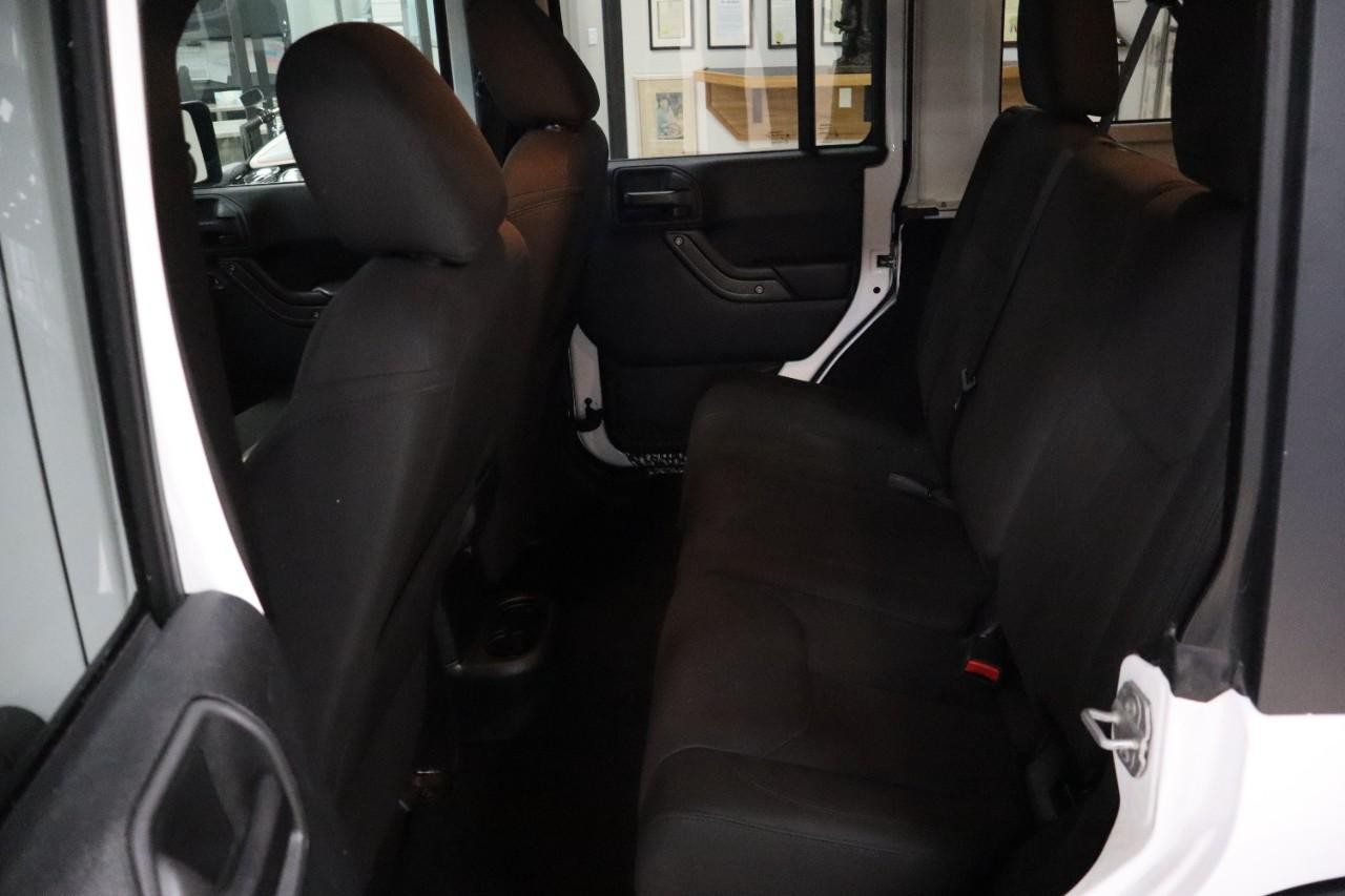 Jeep Wrangler Unlimited Vehicle Full-screen Gallery Image 16