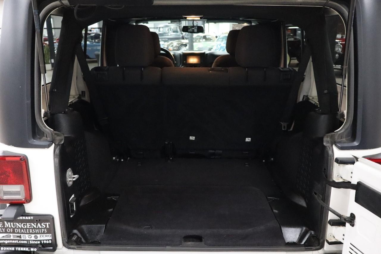 Jeep Wrangler Unlimited Vehicle Full-screen Gallery Image 17