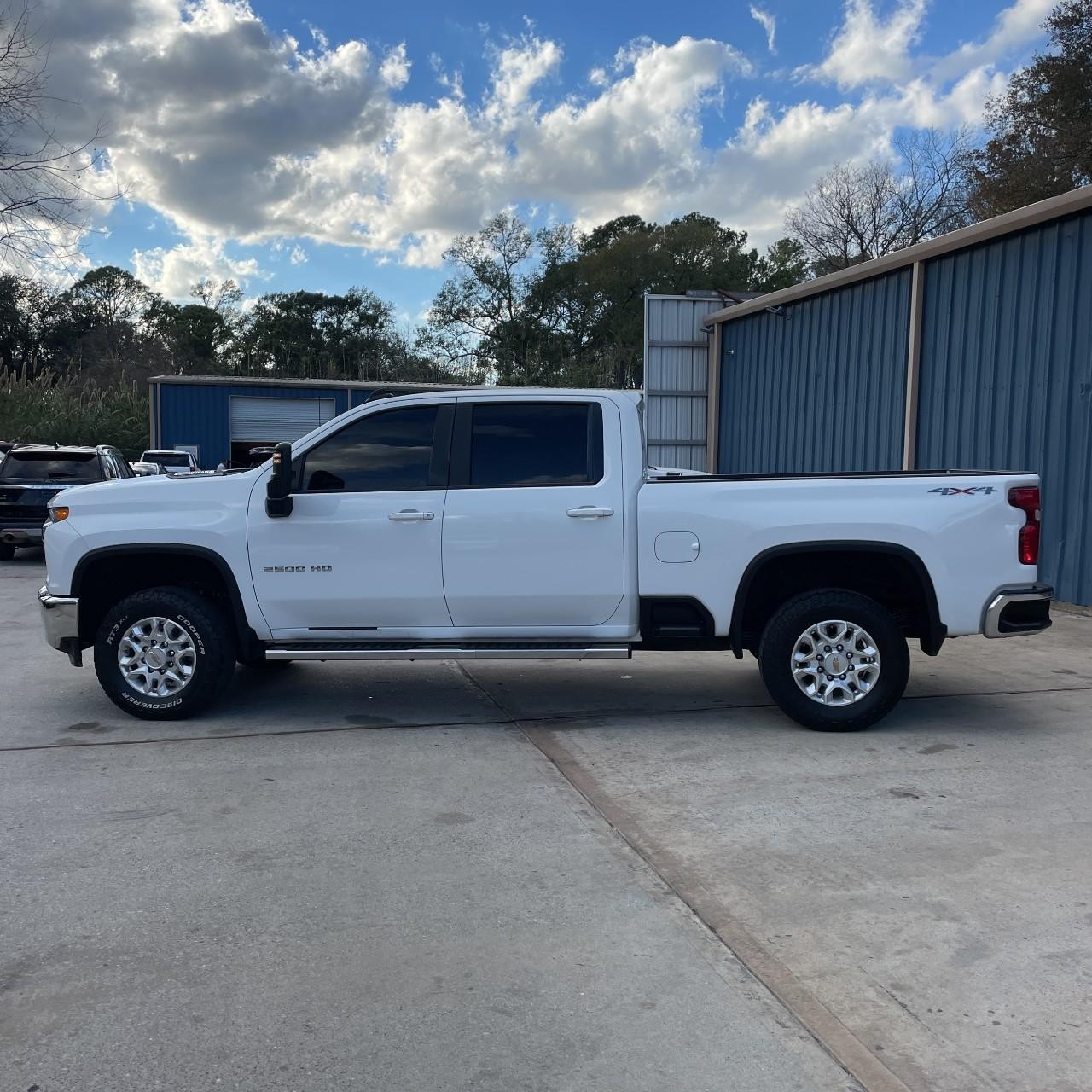 Chevrolet Silverado 2500HD Vehicle Full-screen Gallery Image 2