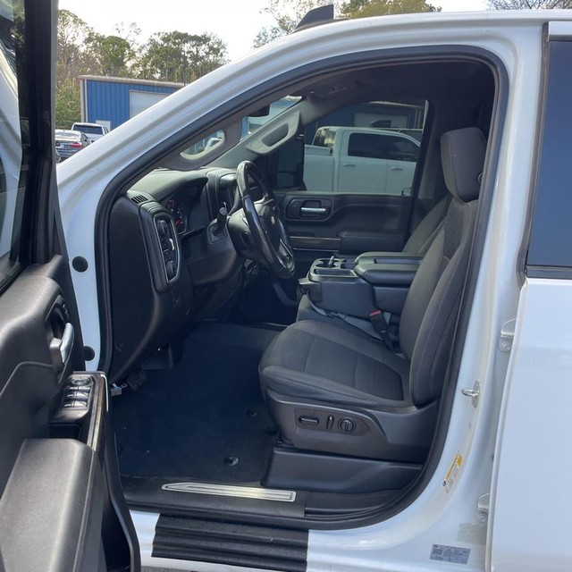 Chevrolet Silverado 2500HD Vehicle Full-screen Gallery Image 9