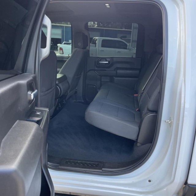 Chevrolet Silverado 2500HD Vehicle Full-screen Gallery Image 11