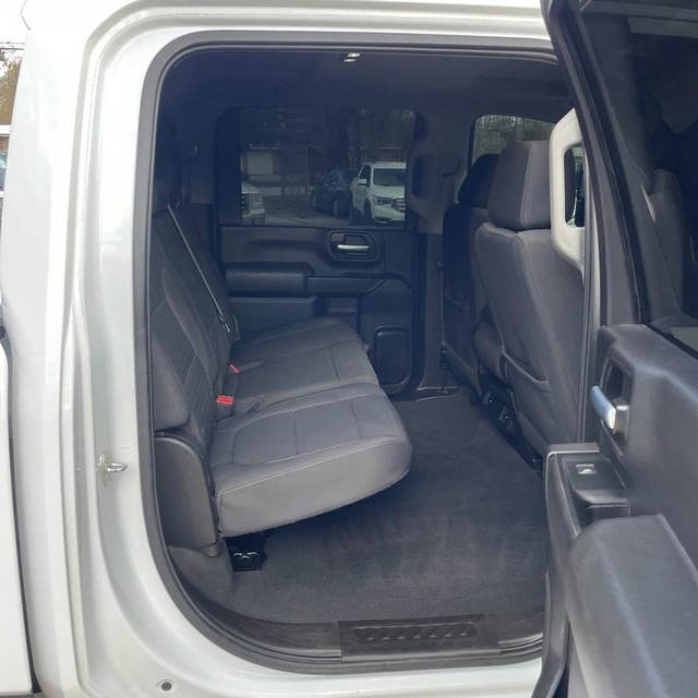 Chevrolet Silverado 2500HD Vehicle Full-screen Gallery Image 12