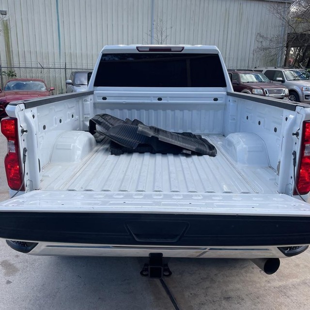 Chevrolet Silverado 2500HD Vehicle Full-screen Gallery Image 13