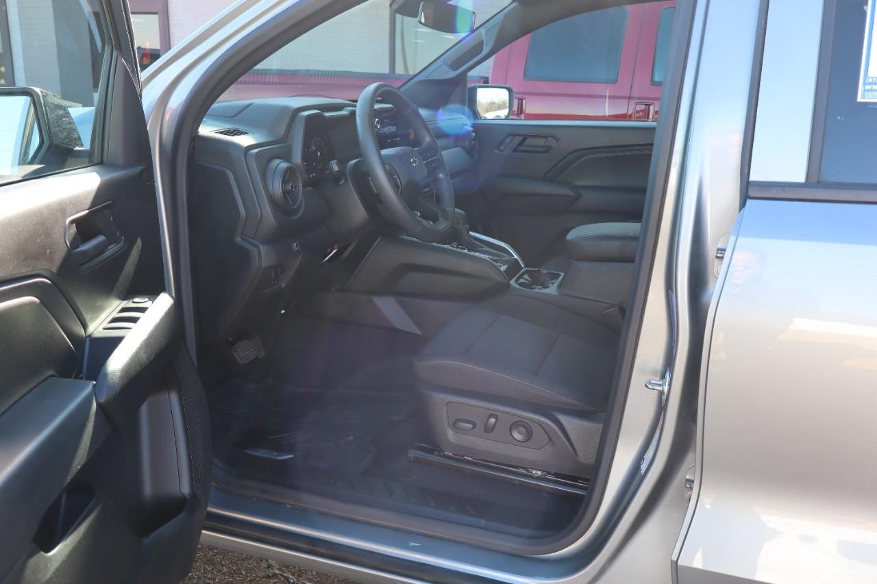 Chevrolet Colorado Vehicle Full-screen Gallery Image 11