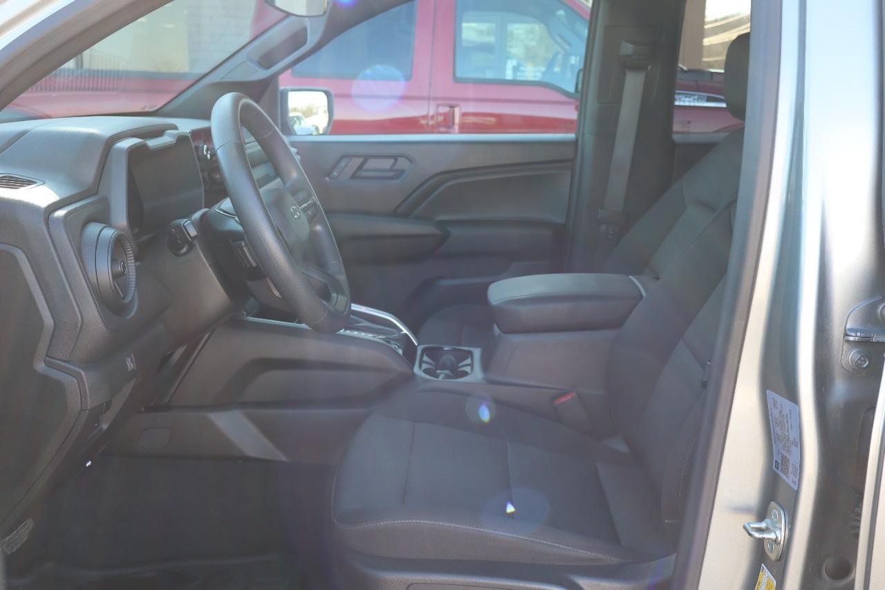 Chevrolet Colorado Vehicle Full-screen Gallery Image 12