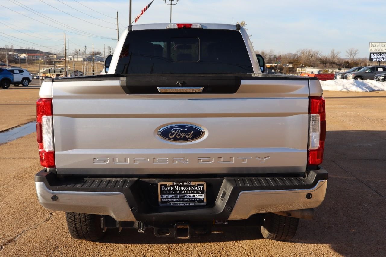 Ford Super Duty F-350 SRW Vehicle Full-screen Gallery Image 4