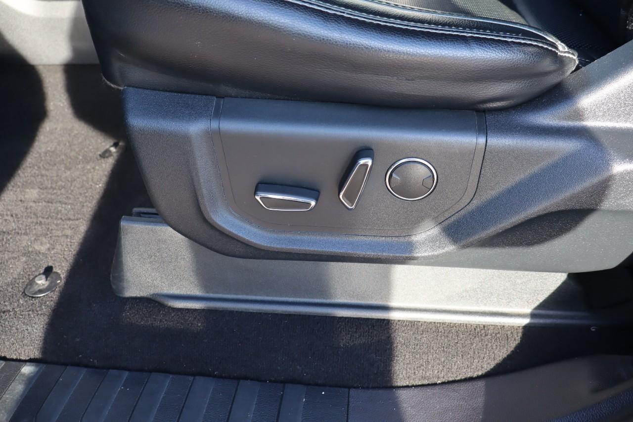 Ford Super Duty F-350 SRW Vehicle Full-screen Gallery Image 10