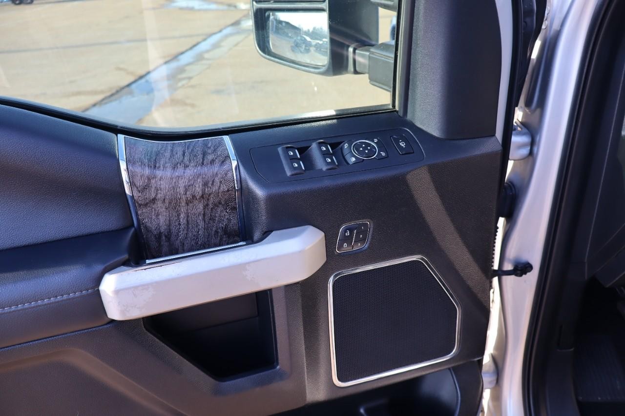 Ford Super Duty F-350 SRW Vehicle Full-screen Gallery Image 11