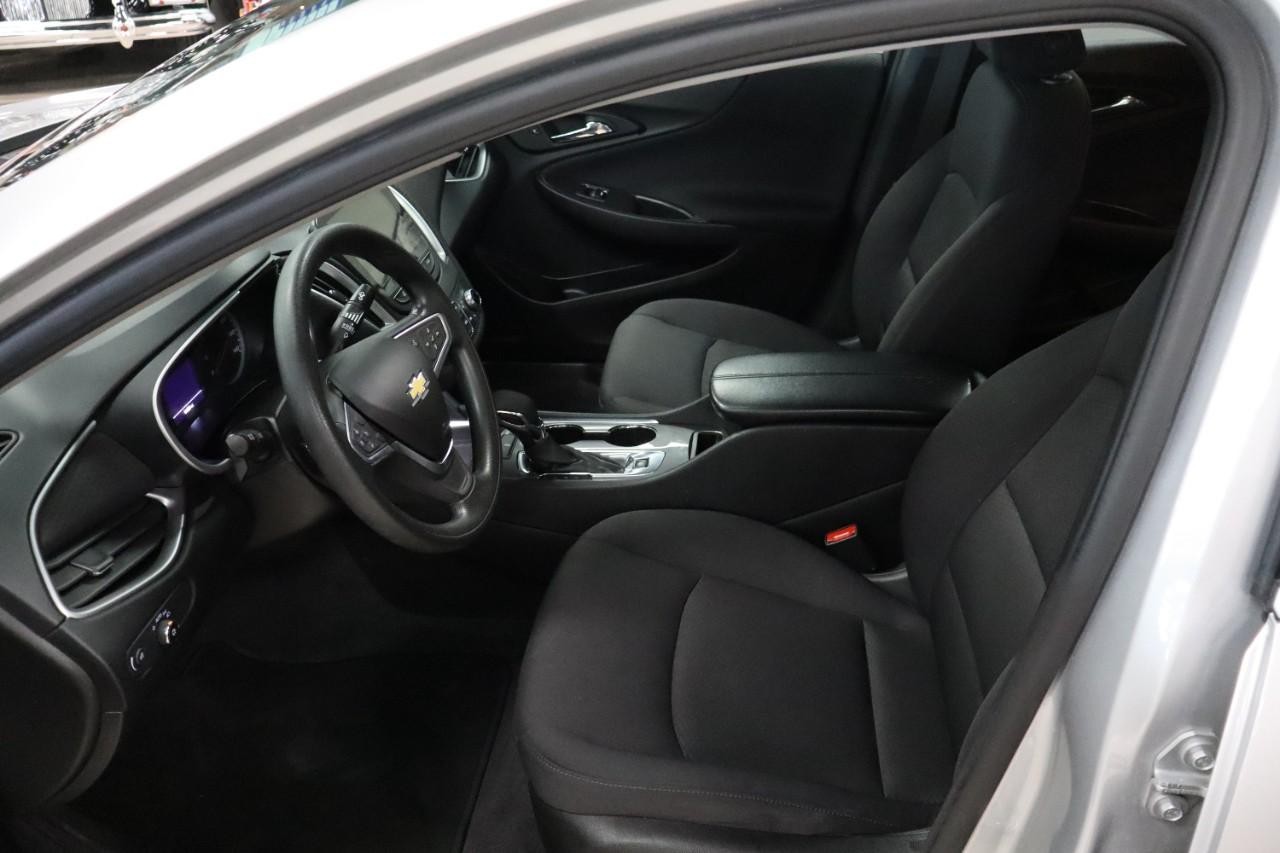 Chevrolet Malibu Vehicle Full-screen Gallery Image 10