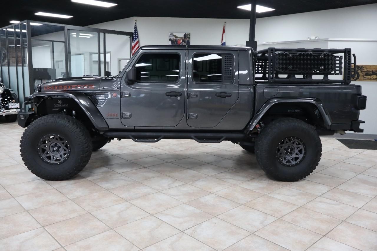 Jeep Gladiator Vehicle Full-screen Gallery Image 2