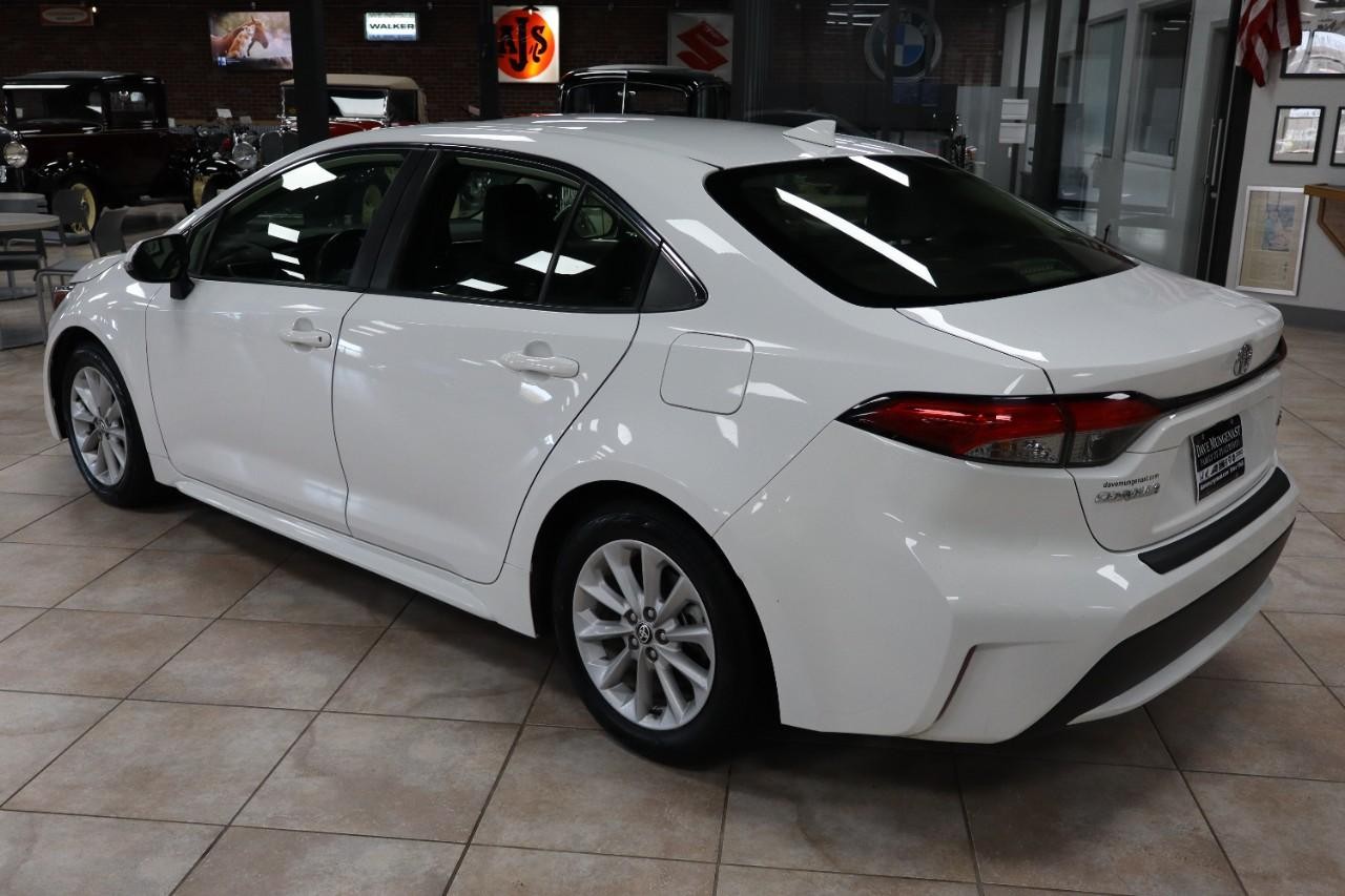 Toyota Corolla Vehicle Full-screen Gallery Image 3