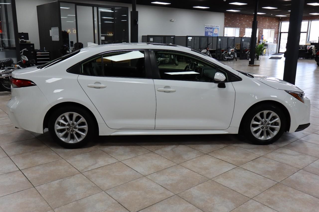 Toyota Corolla Vehicle Full-screen Gallery Image 6