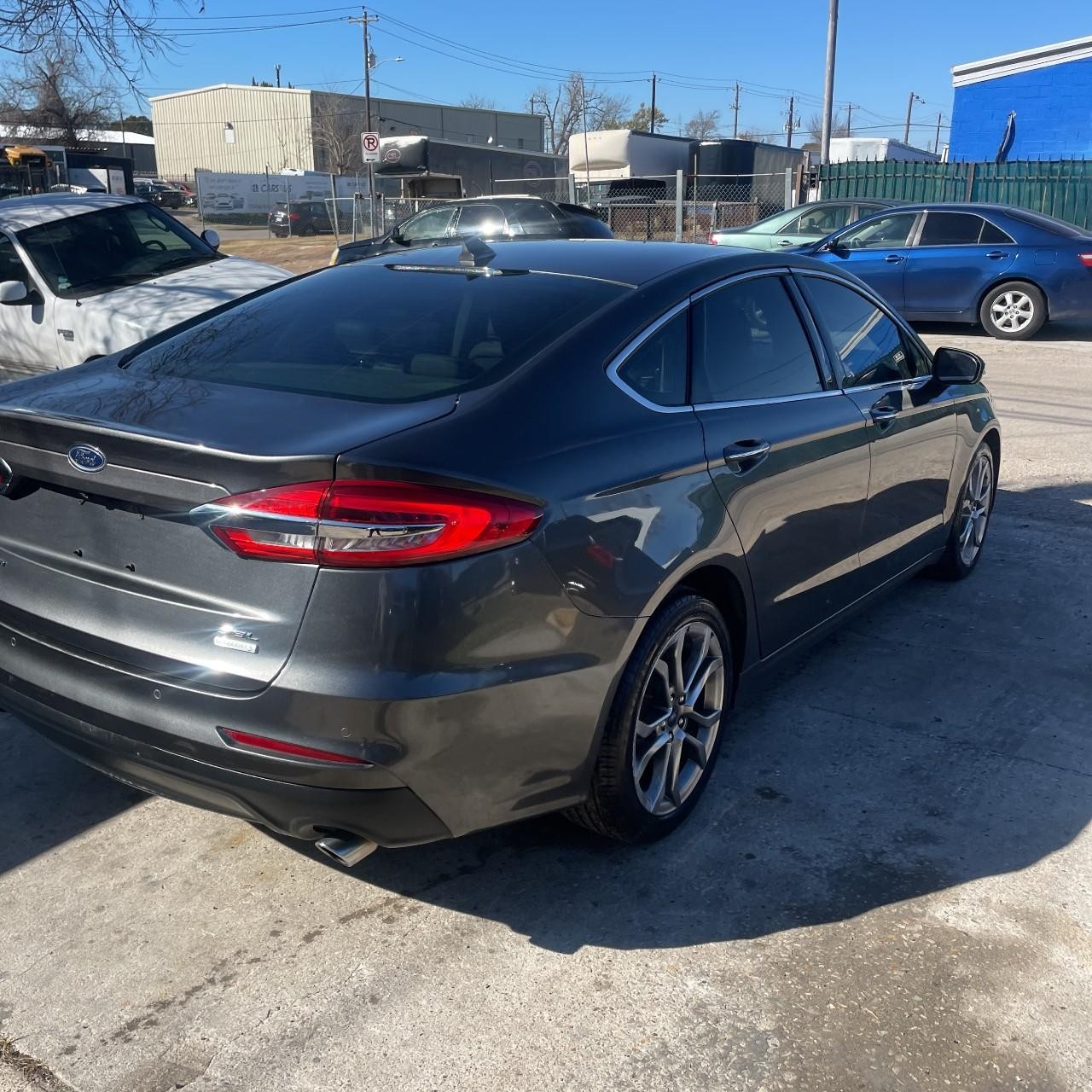 Ford Fusion Vehicle Full-screen Gallery Image 4