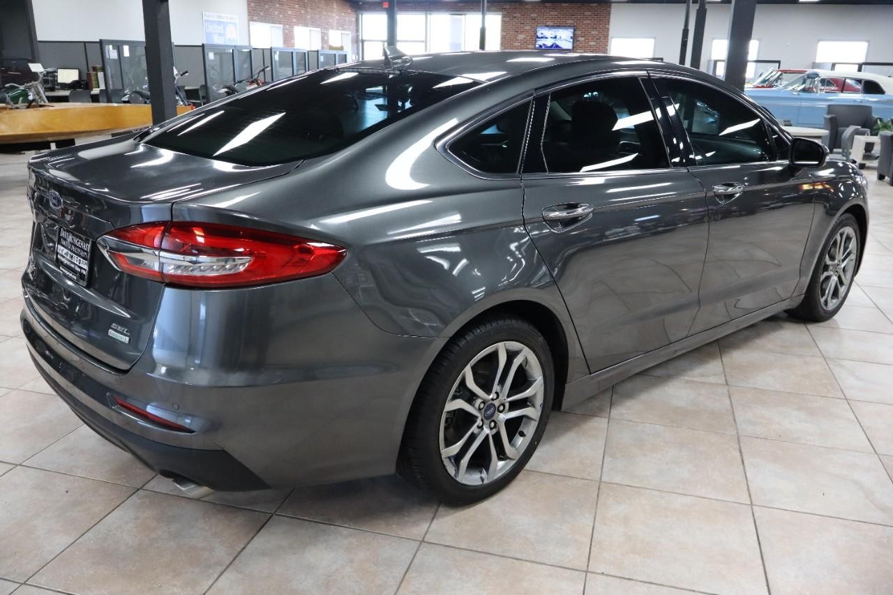 Ford Fusion Vehicle Full-screen Gallery Image 5