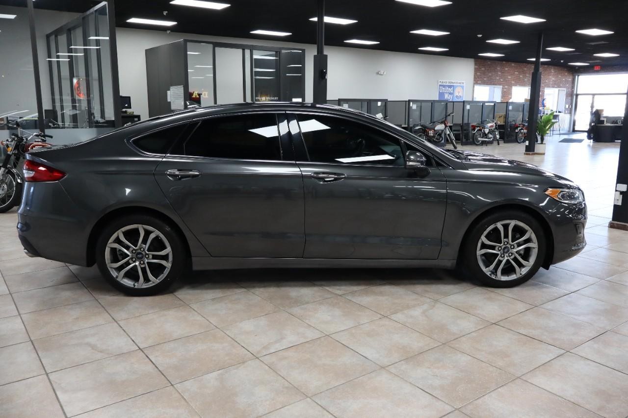 Ford Fusion Vehicle Full-screen Gallery Image 6