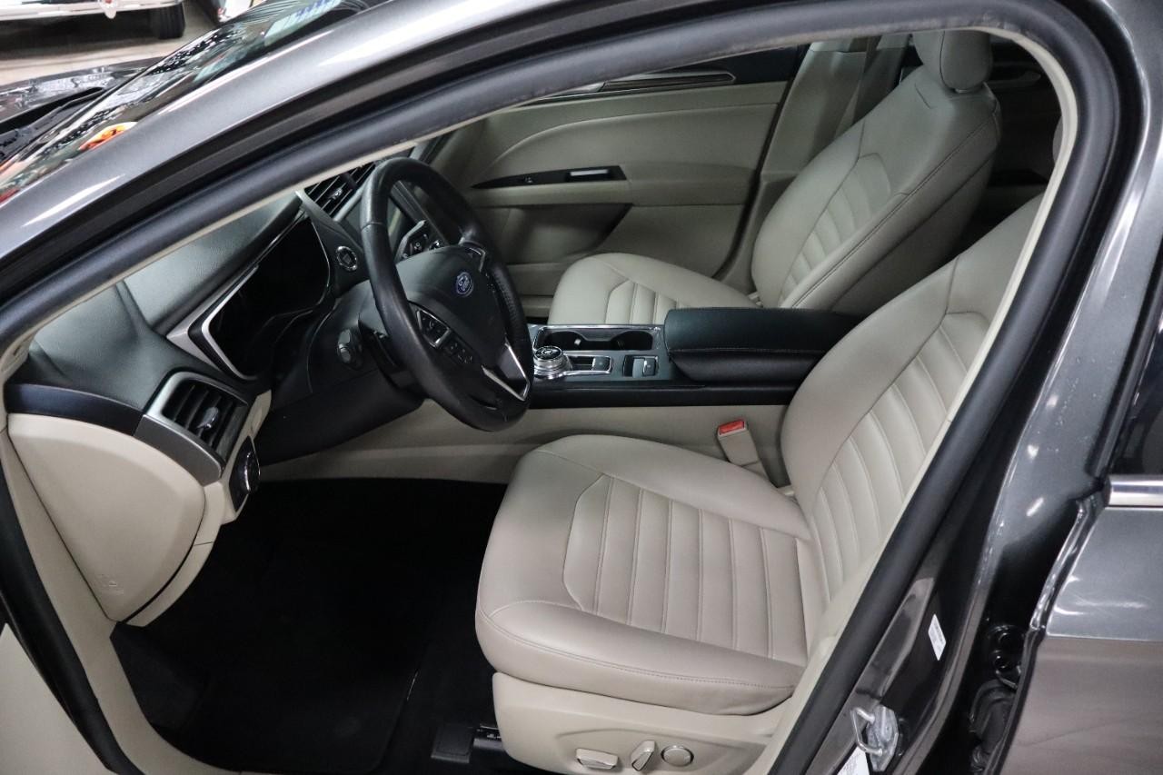 Ford Fusion Vehicle Full-screen Gallery Image 9