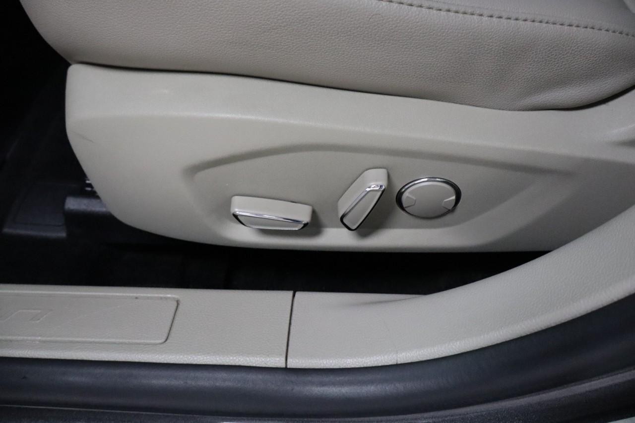 Ford Fusion Vehicle Full-screen Gallery Image 10