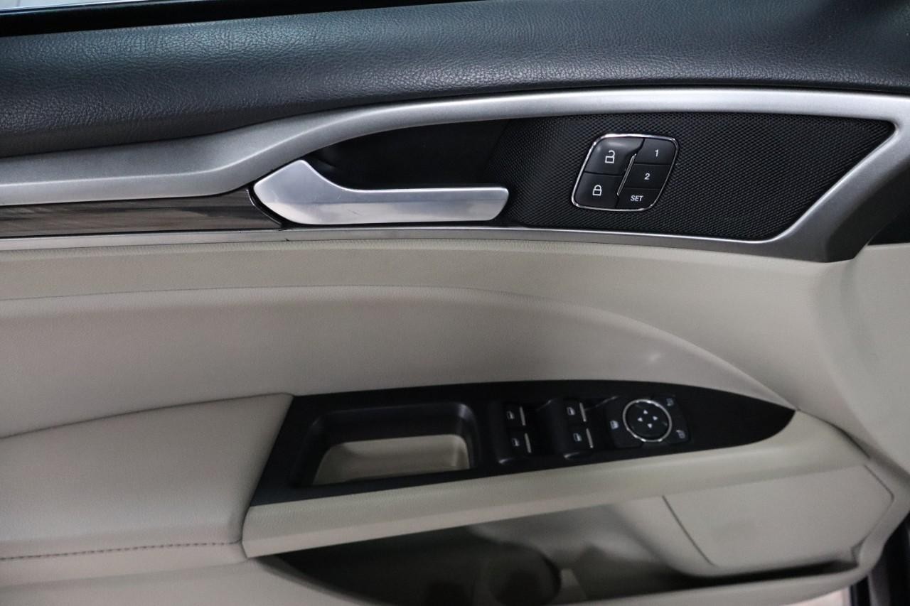 Ford Fusion Vehicle Full-screen Gallery Image 11