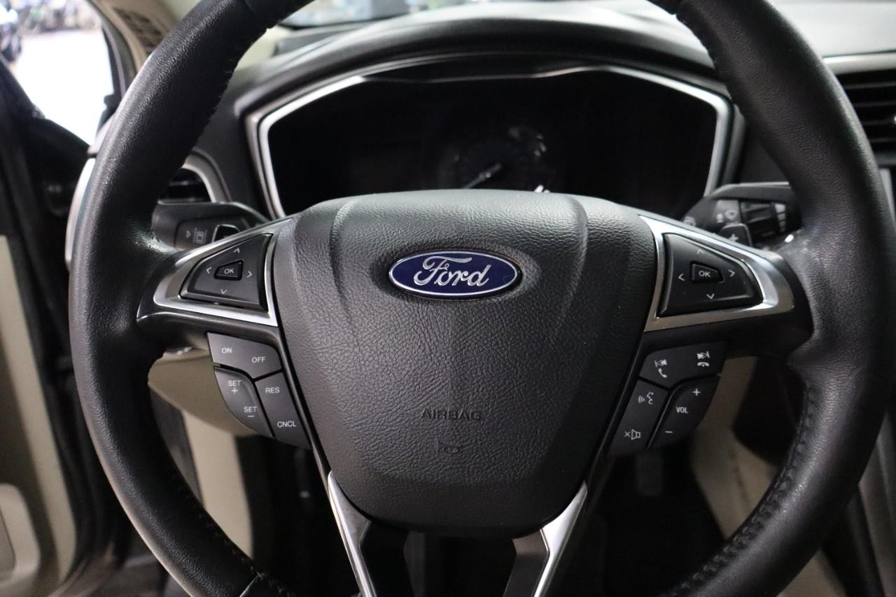 Ford Fusion Vehicle Full-screen Gallery Image 13