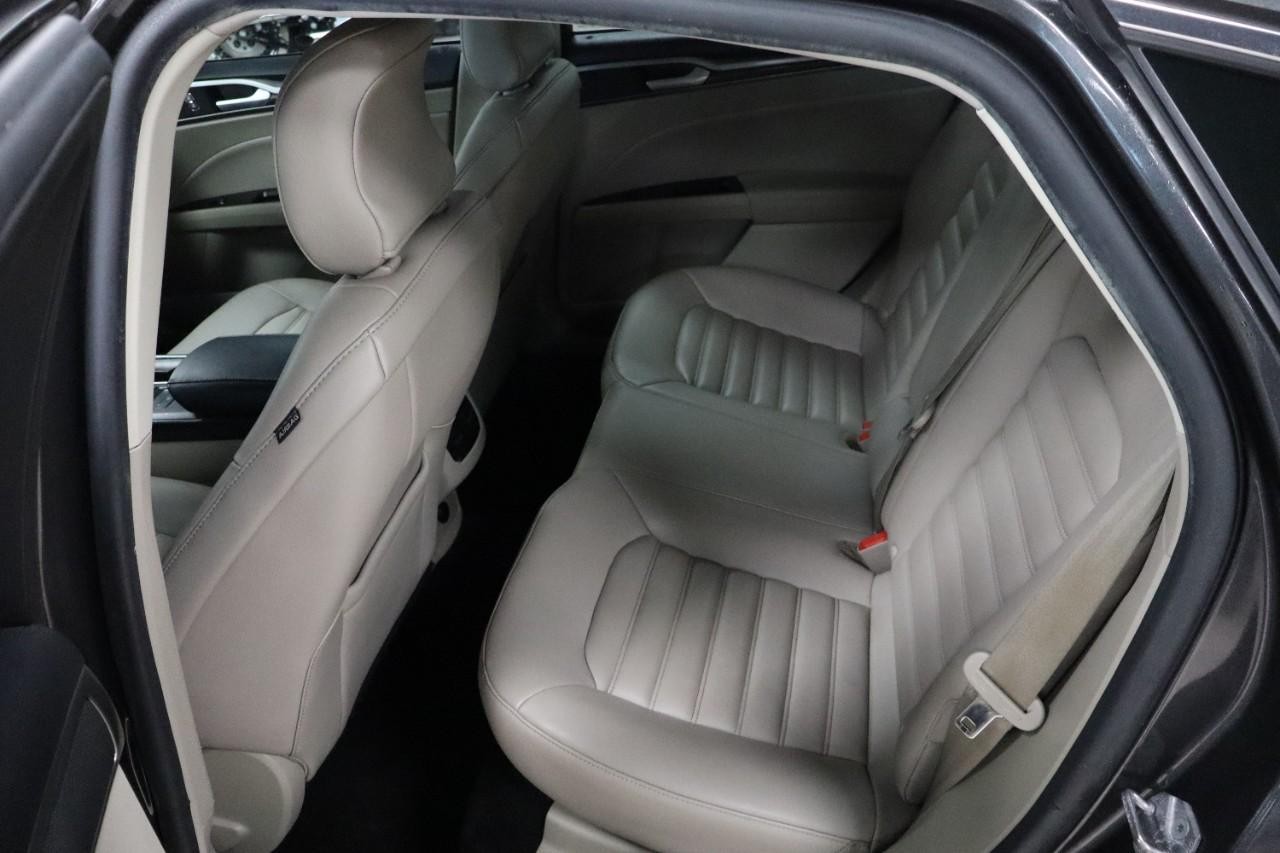 Ford Fusion Vehicle Full-screen Gallery Image 16