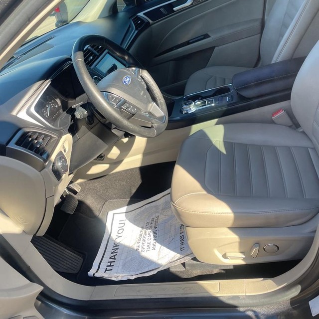 Ford Fusion Vehicle Full-screen Gallery Image 5