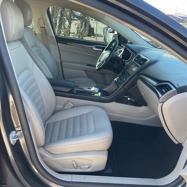 Ford Fusion Vehicle Full-screen Gallery Image 6