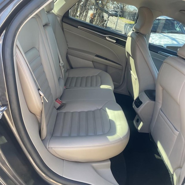 Ford Fusion Vehicle Full-screen Gallery Image 8