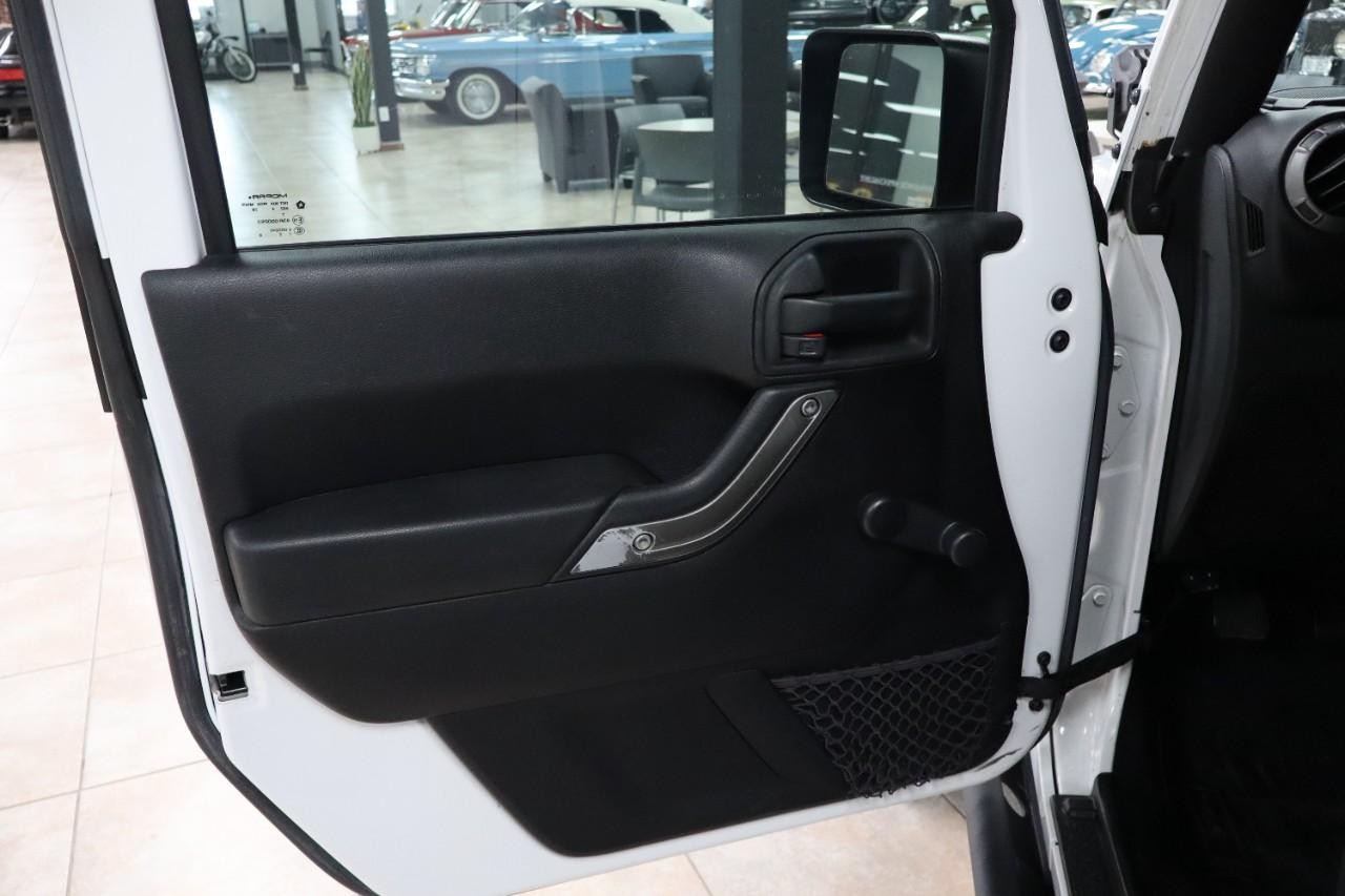 Jeep Wrangler Unlimited Vehicle Full-screen Gallery Image 16