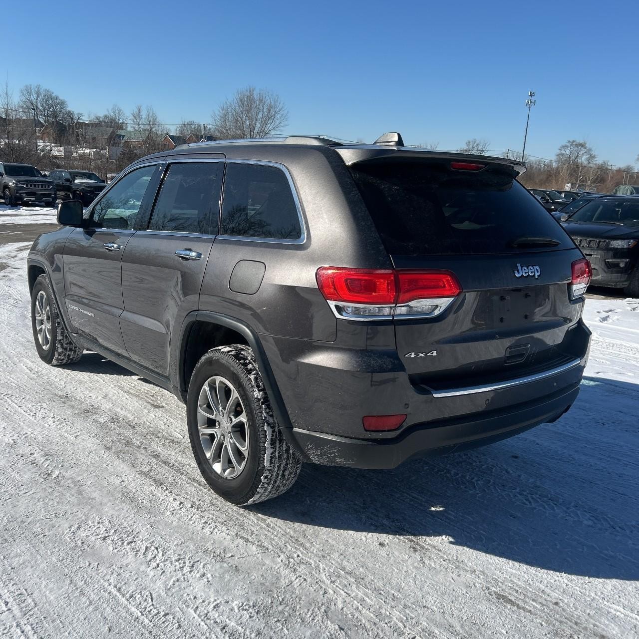 Jeep Grand Cherokee Vehicle Full-screen Gallery Image 3