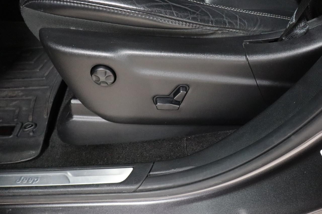 Jeep Grand Cherokee Vehicle Full-screen Gallery Image 10