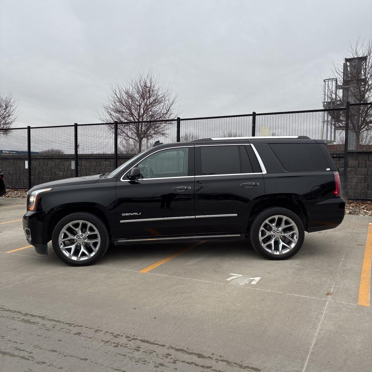 GMC Yukon Vehicle Full-screen Gallery Image 2