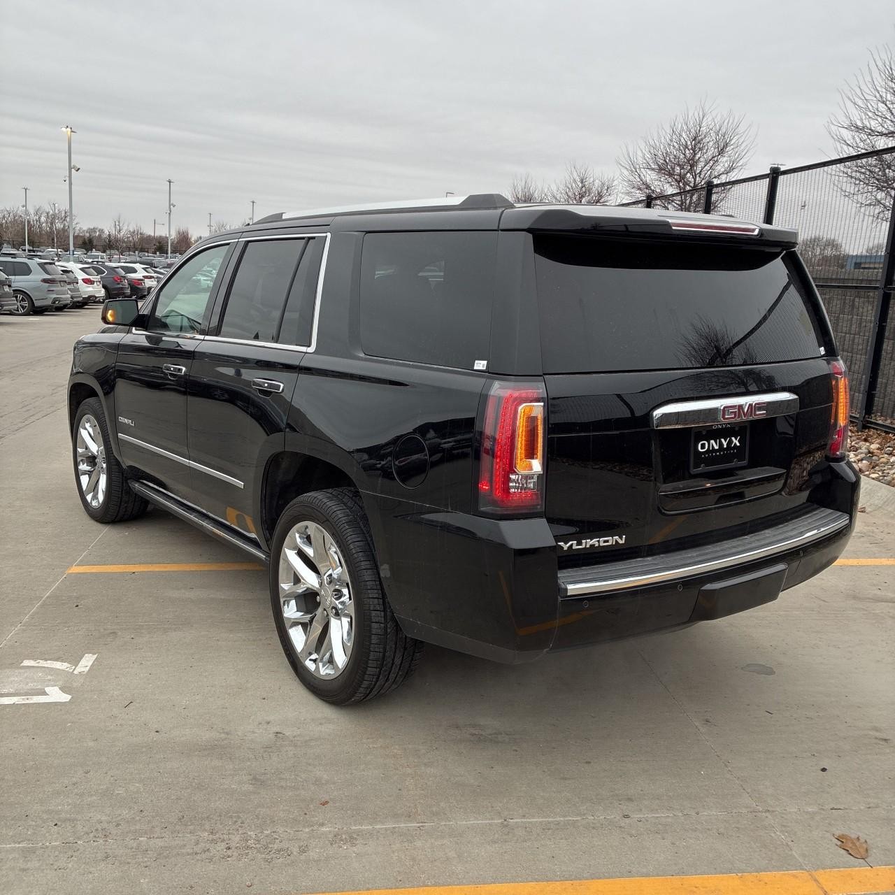 GMC Yukon Vehicle Full-screen Gallery Image 3