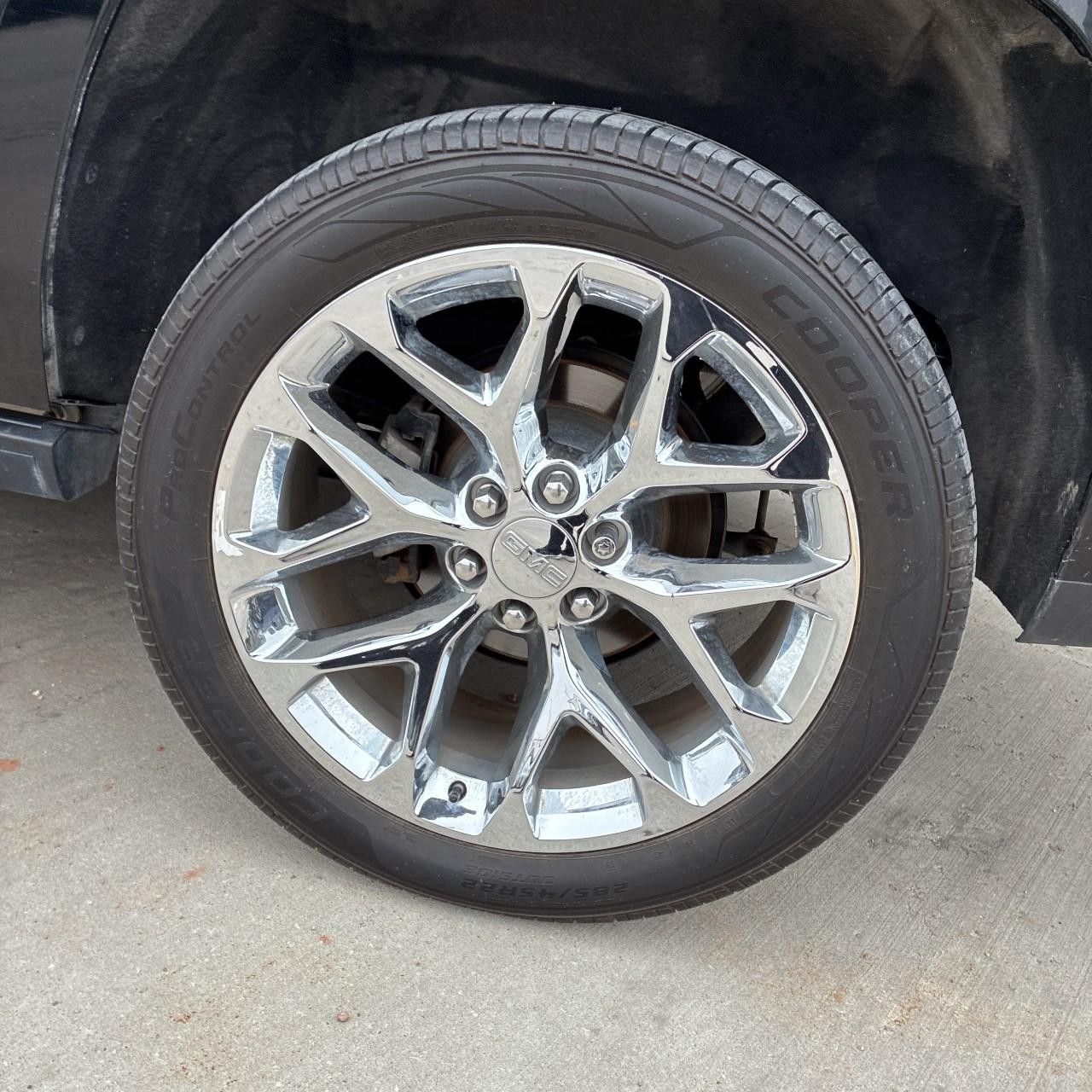 GMC Yukon Vehicle Full-screen Gallery Image 4