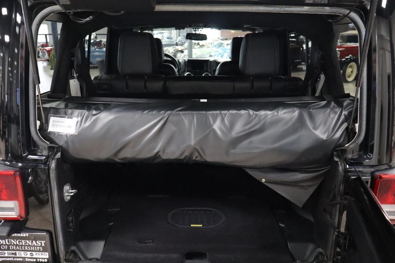 Jeep Wrangler Unlimited Vehicle Full-screen Gallery Image 18